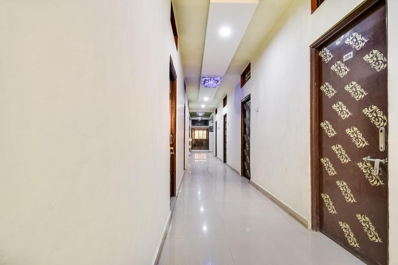 Oyo 69828雅利安酒店 Khāmgaon 外观 照片